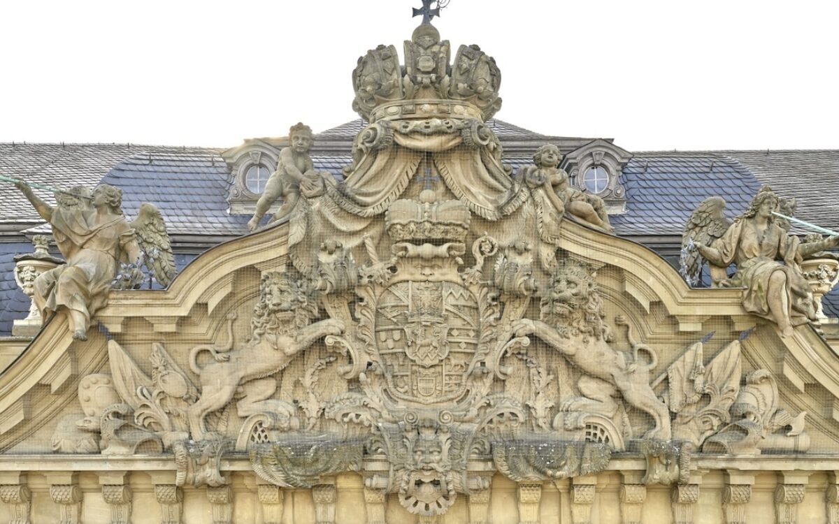 Fuerstbischoefliches Wappen mit Kaiserkrone ueber dem Haupteingang der Residenz Wuerzburg Fuerstbischoefliches Wappen mit Kaiserkrone ueber dem Haupteingang der Residenz Wuerzburg
